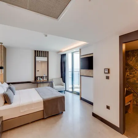 Signature Blue מלון 5*